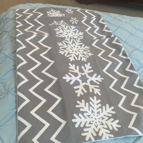 HWY 50 Holiday Snowflake Pillow Cover Shams. 20X20 Set of 4. - Picture 2 of 7